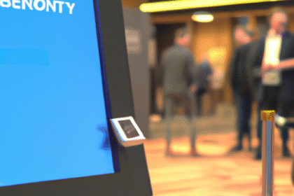 Terminal de compra de Bitcoin moderno com tela sensível ao toque, em conferência sobre blockchain.